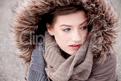 Junge Frau im winter mit kapuze und fell jacke