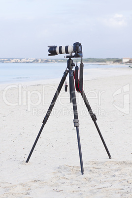 Kamera fotoapparat mit objektiv auf stativ