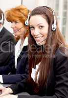 team in callcenter mit headset beim telefonieren