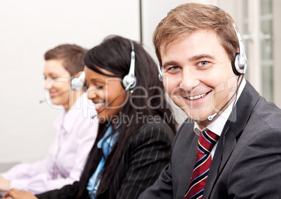 team in callcenter mit headset beim telefonieren