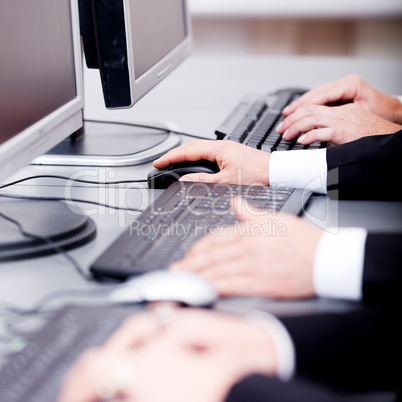 hände mit tastatur bildschirm maus in einem büro