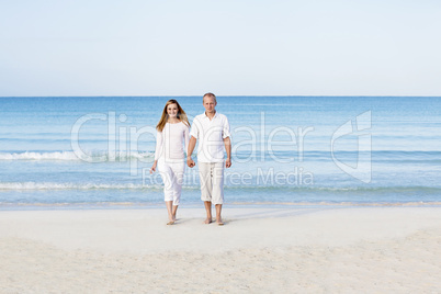 Junges Paar mit mann und frau im Sommer am Strand