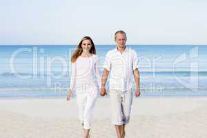 Junges Paar mit mann und frau im Sommer am Strand