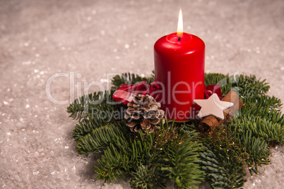 Weihnachtskerze im Schnee