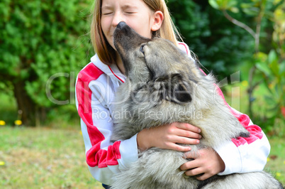 Hund und Mädchen
