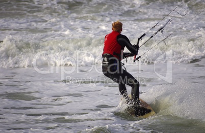 Kitesurfen in den Wellen auf der Nordsee