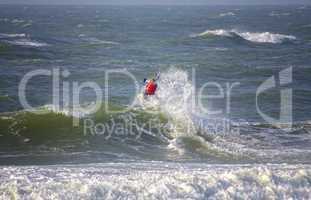 Kitesurfen in den Wellen auf der Nordsee