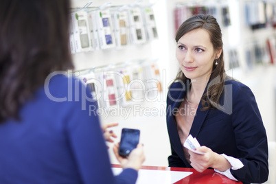 Frau kauft Smartphone