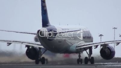 Passagierflugzeug startet auf Madeira.