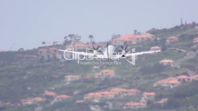 Propellerflugzeug startet auf Madeira.
