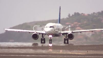 Passagierflugzeug  am Flughafen von Madeira.