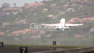 Passagierflugzeug startet auf Madeira.