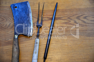 alte Messer Beil Gabel auf Holzbrett