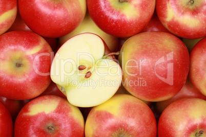 Rote Äpfel bilden einen Hintergrund