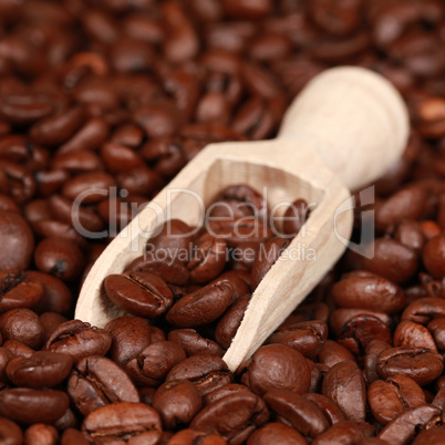 Kaffeebohnen in einem Schöpflöffel