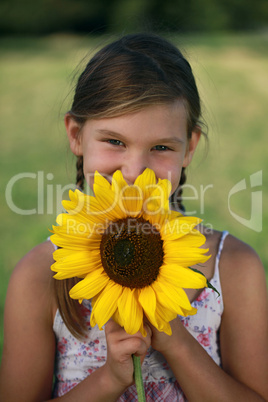 Mädchen mit Sonnenblume