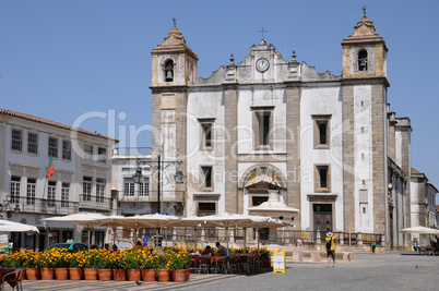 the historical square of Do Giraldo in Evora