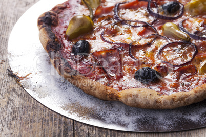 Pizza mit Schinken und Oliven