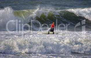 Kitesurfen in den Wellen auf der Nordsee