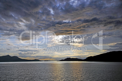 Fjordlandschaft am Abend hoch im Norden Norwegens