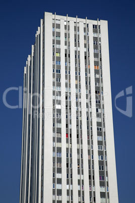 Hochhaus am Bassin de la Villette