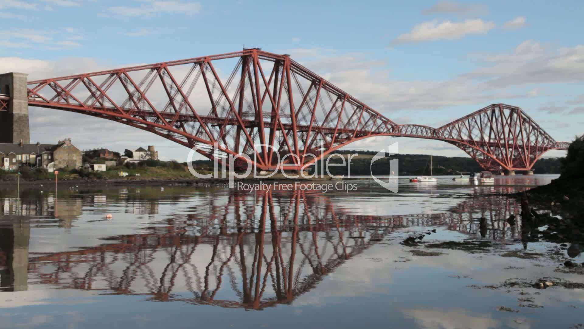 Train crossing the Forth Railway Bridge, Scotland: Lizenzfreie Stock ...