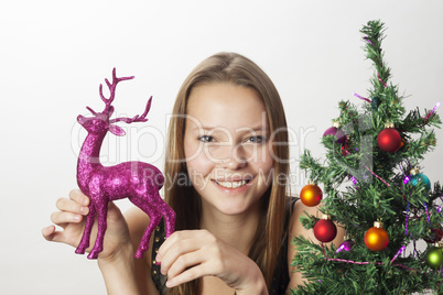 Junge Frau und Dekoration für Weihnachten