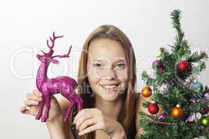 Junge Frau und Dekoration für Weihnachten