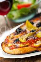 Closeup einer Pizza mit Rotwein