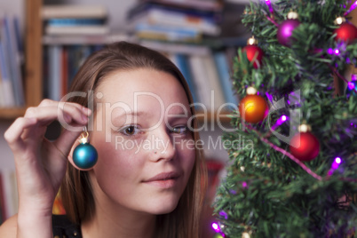 Junge Frau und Dekoration für Weihnachten