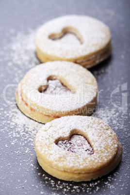 Weihnachtsplätzchen mit Puderzucker