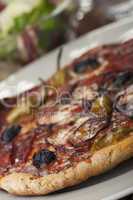 Pizza mit Schinken und Oliven