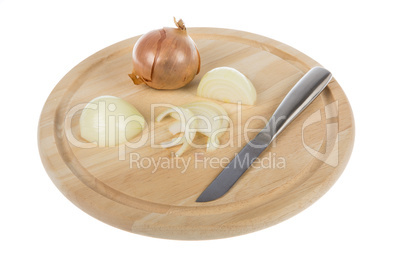 Zwiebel mit Messer auf Holzteller