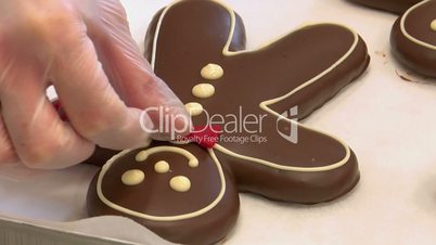 confectioner decorate gingerbread man marzipan 10805