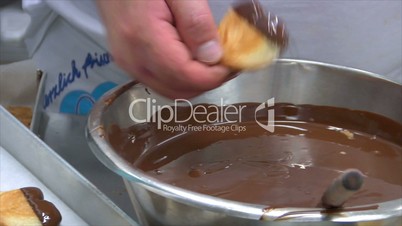 confectioner dip cakes in chocolate 10808