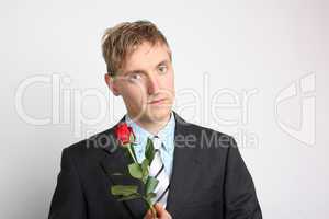 Mann mit Anzug und roter Rose