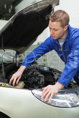 Mechanic closing lid od washer tank