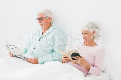 Couple reading in bed Couple reading in bed