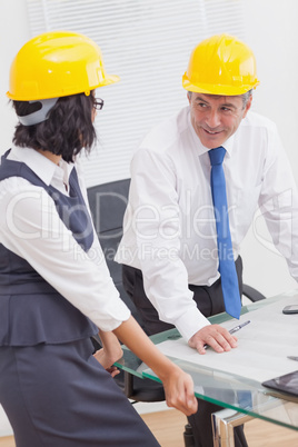 Two architects speaking with yellow helmet and smile