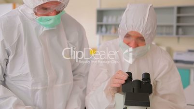 Laboranten mit Mikroskop