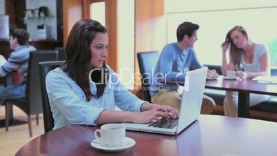 Studenten mit Laptop