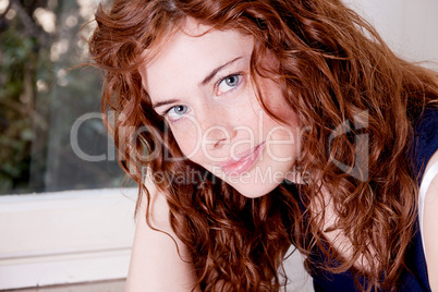 Junge Frau mit roten Haaren locken und Sommersprossen