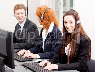 junges serviceteam in einem callcenter mit headset kopfhörer