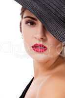 glamuröse junge frau mit schwarzem und roten lippen im portrait