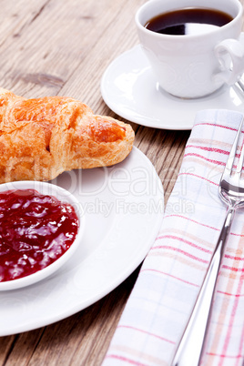 französisches frühstück mit kaffe marmelade und croissant