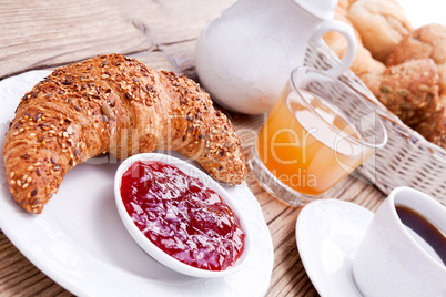 französisches Frühstück mit kaffe marmelade und croissant