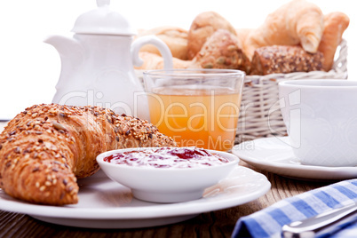französisches Frühstück mit kaffe marmelade und croissant