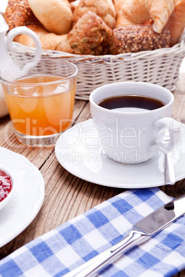 französisches Frühstück mit kaffe marmelade und croissant