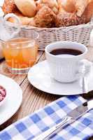 französisches Frühstück mit kaffe marmelade und croissant