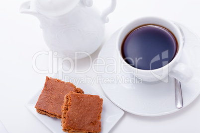 frische kekse mit einer kanne kaffee und einer tasse